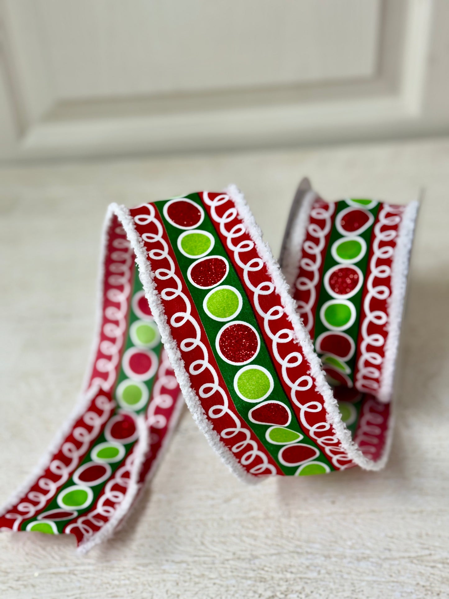 2.5 Inch By 10 Yard Red And Circle Circles With Drift Edges Ribbon