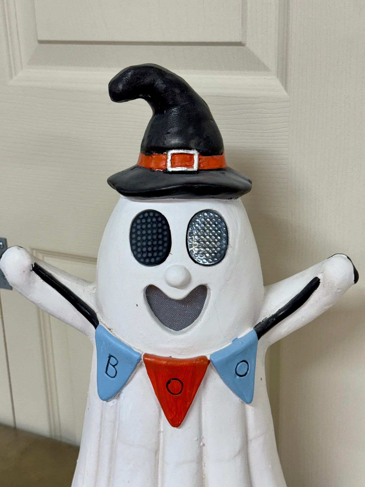 18 Inch Halloween Ghost Holding Boo Banner