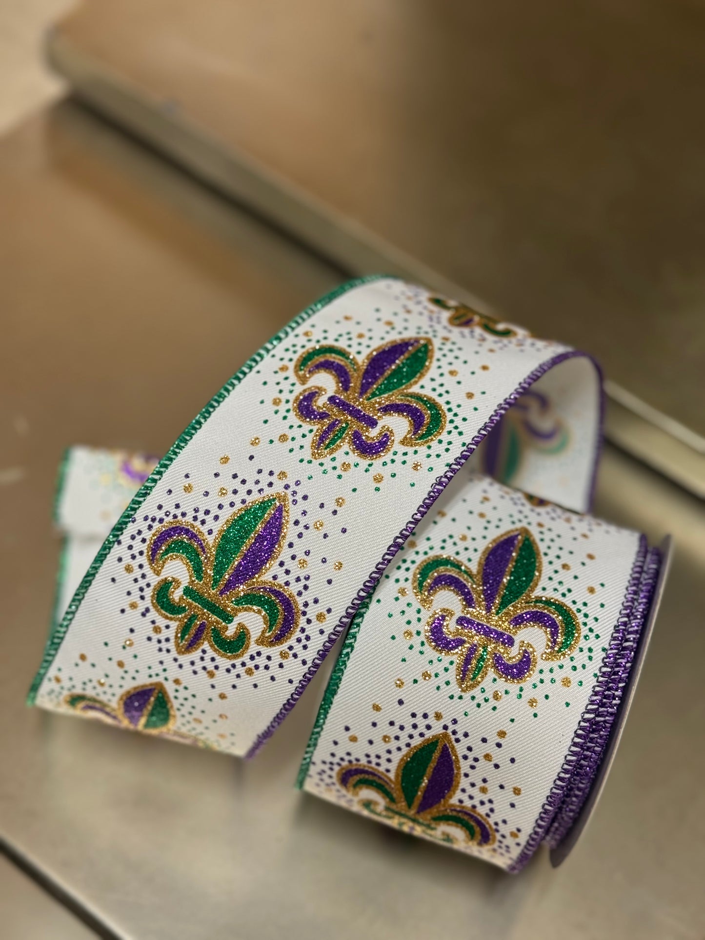 2.5 Inch By 10 Yard Fleur De Lis White Background Ribbon