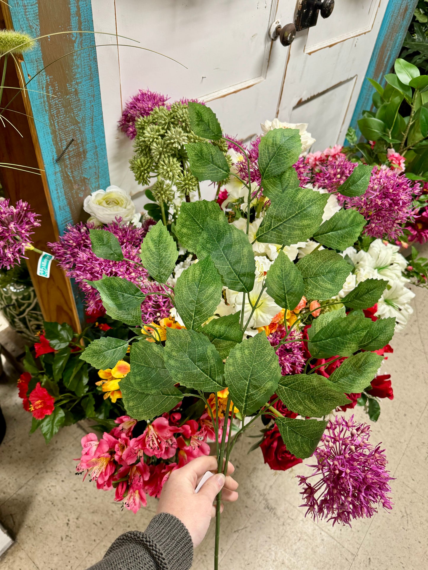 28 Inch Dark Green Rose Leaf Spray