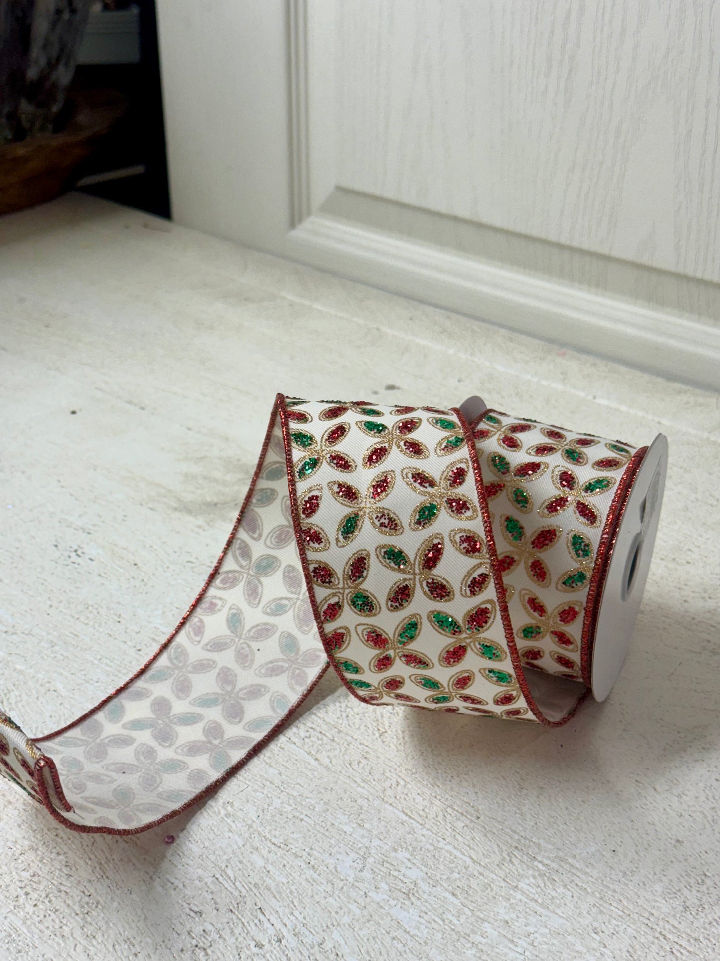 2.5 Inch By 10 Yard Red And Green Quatrefoil Petals Ribbon