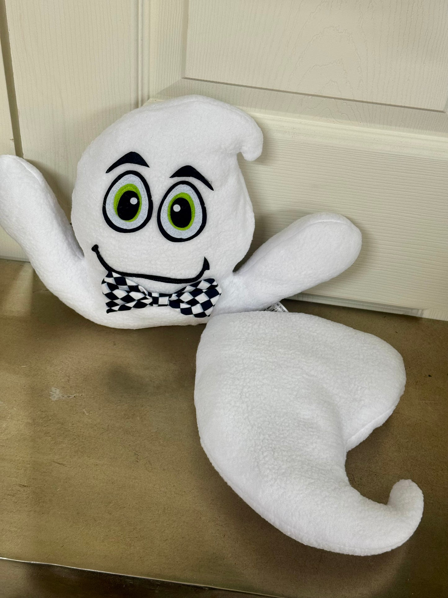 18.5 Inch White Ghost With Bowtie Wreath Attachment Kit