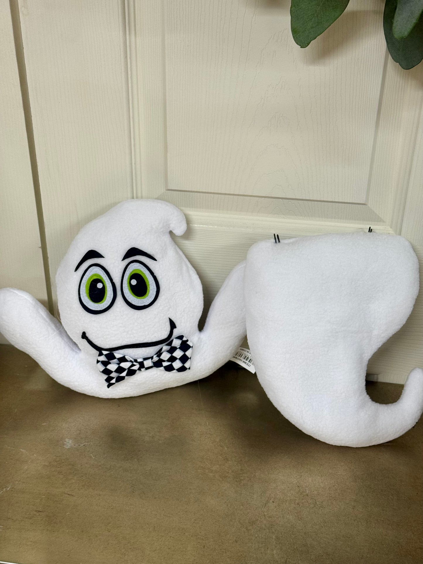 18.5 Inch White Ghost With Bowtie Wreath Attachment Kit