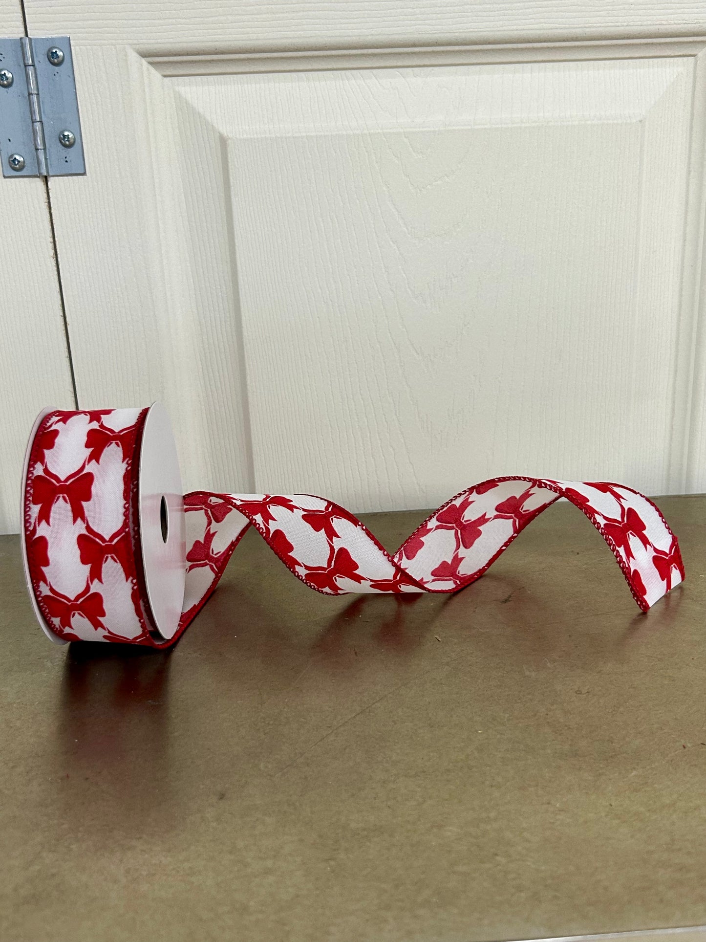 1.5 Inch By 10 Yard White Background With Red Bows Ribbon