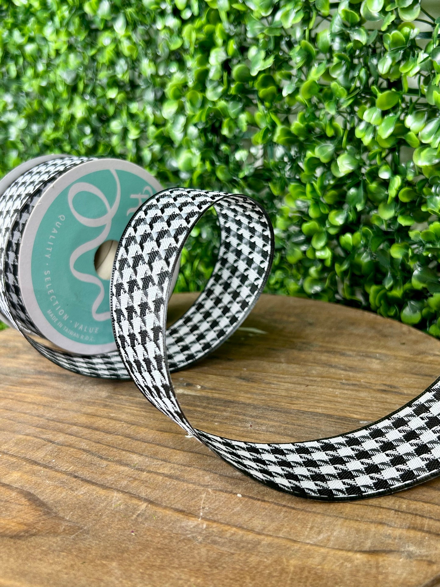 1.5 Inch By 10 Yard Large Houndstooth Ribbon