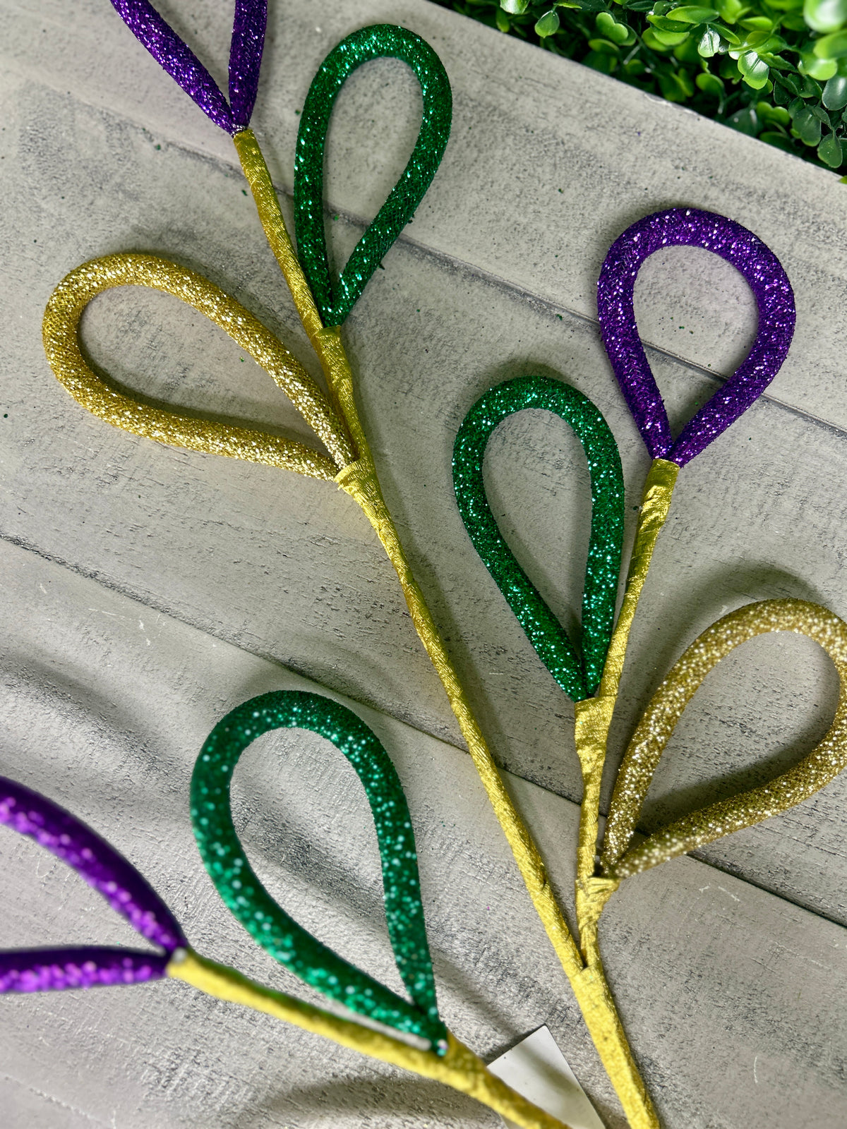 26.5 Inch Mardi Gras Glitter Oval Loop Spray