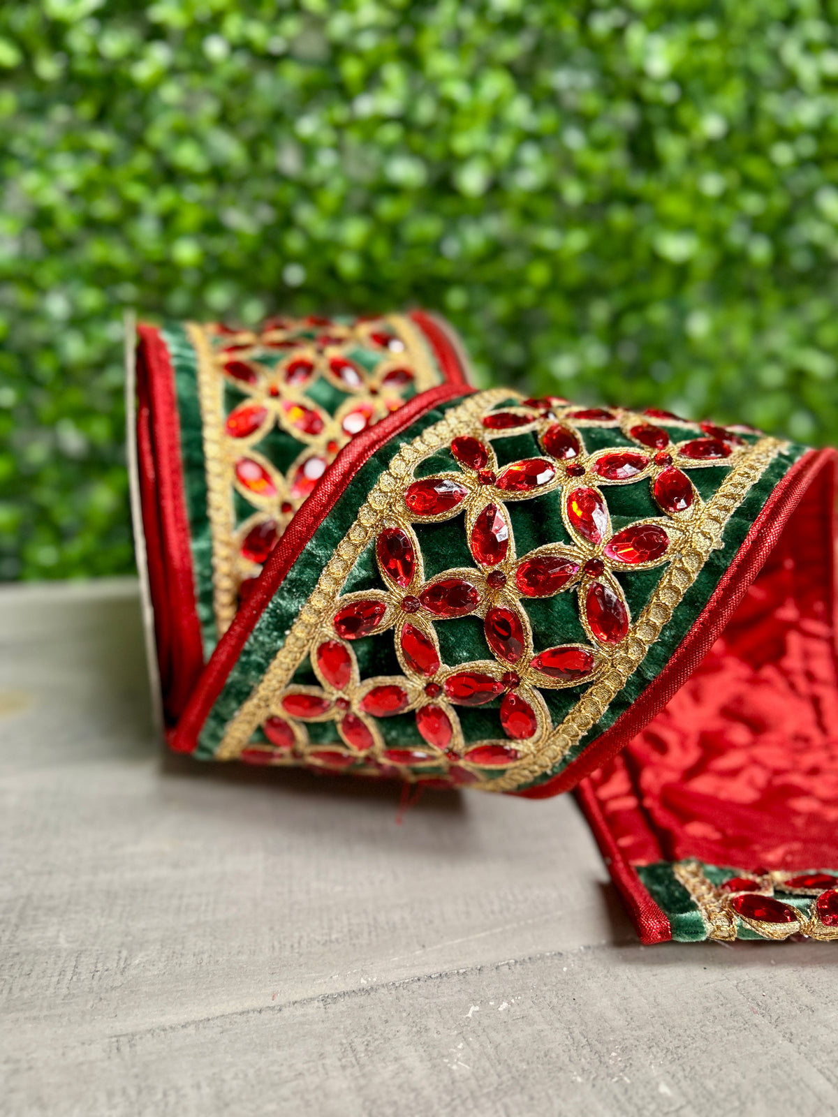John Mark 4 Inch By 5 Yard Green Velvet Red Floret Center Ribbon