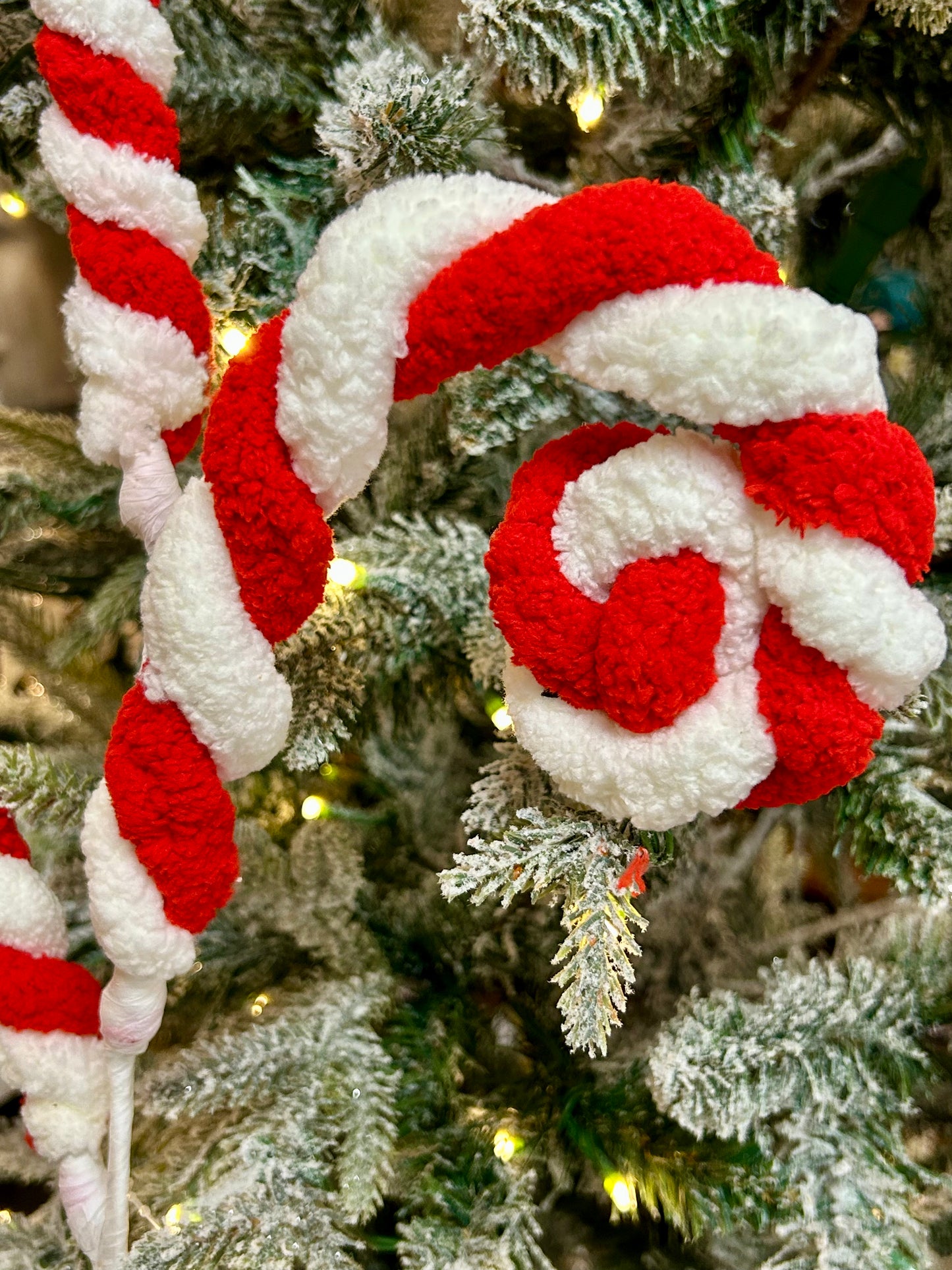 24 Inch Red And White Faux Sherpa Curl Spray