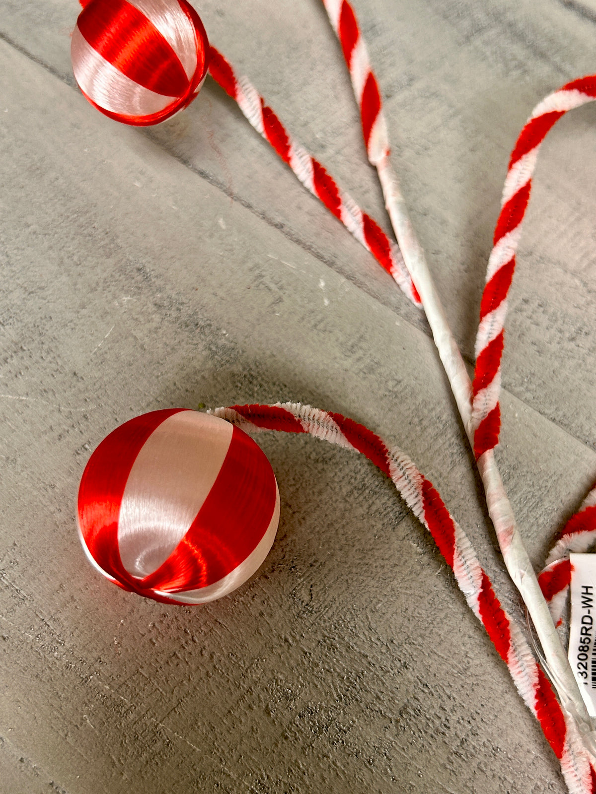 19 Inch Red And White Ball Ornament Spray