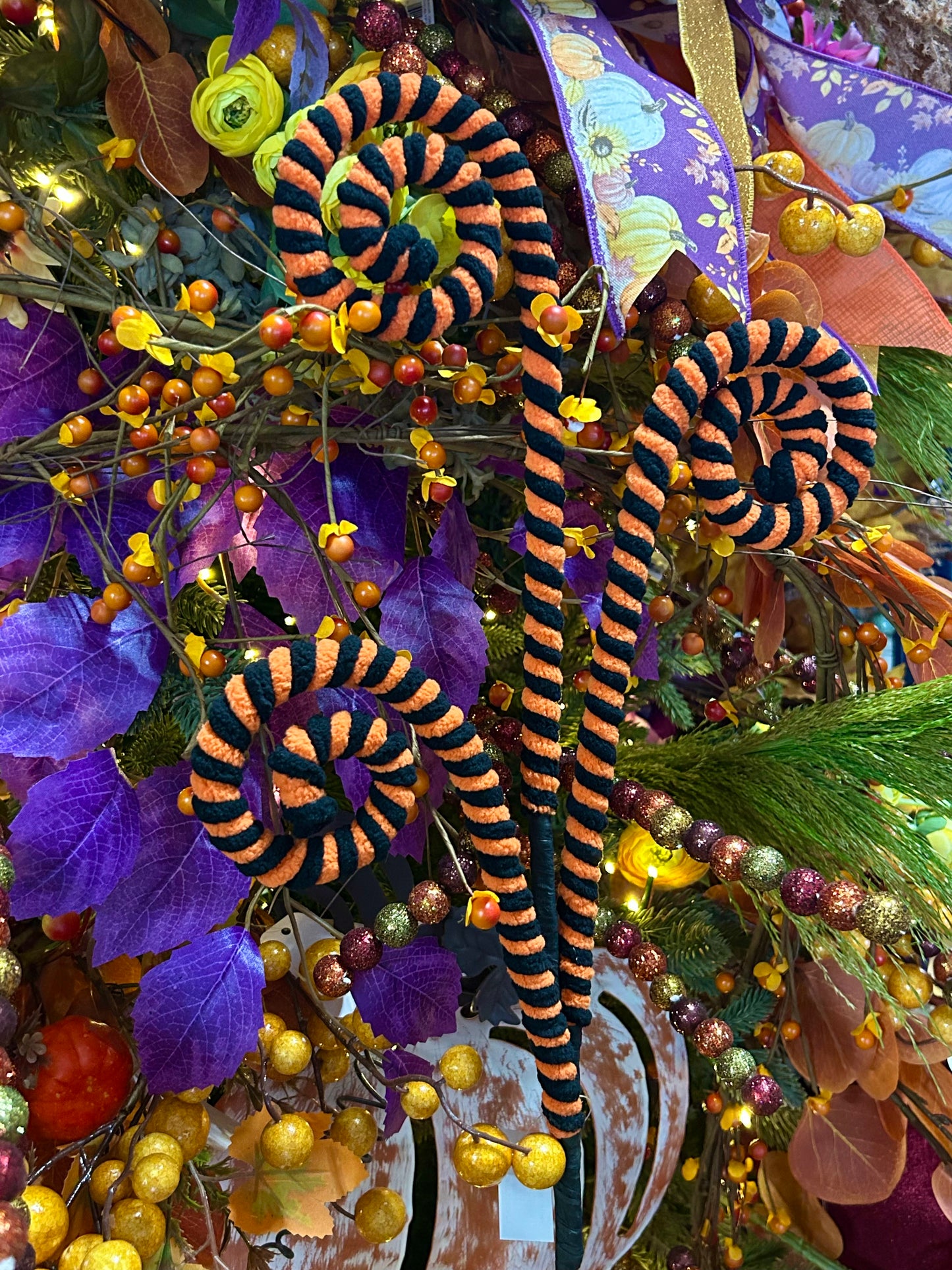28 Inch Black And Orange Velvet Rope Coil Spray