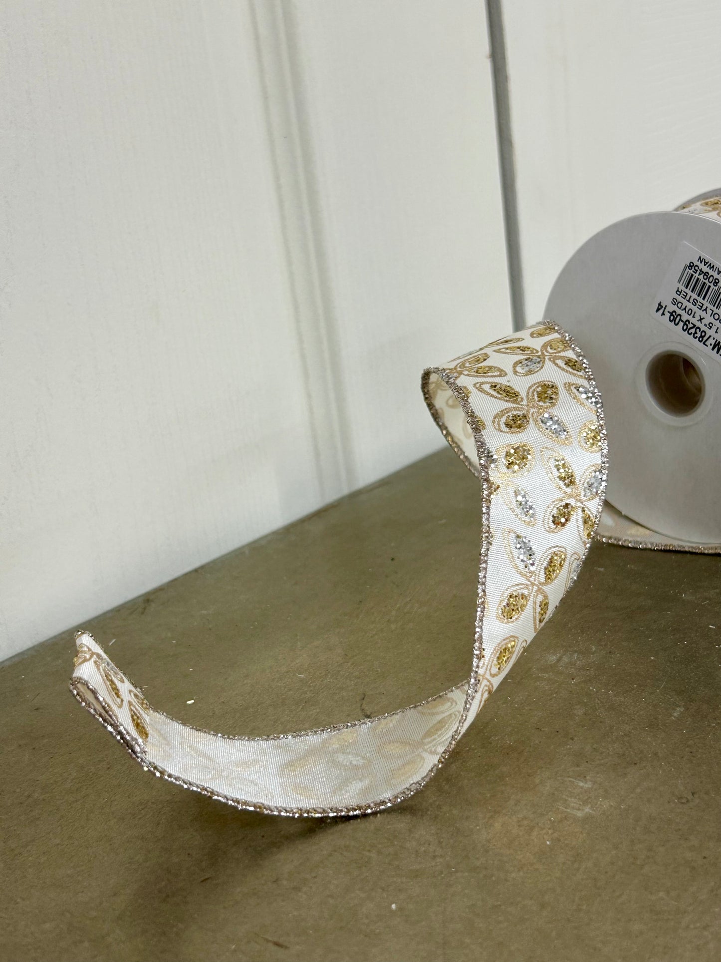 1.5 Inch By 10 Yard Silver And Gold Glitter Petals On Ivory Background Ribbon