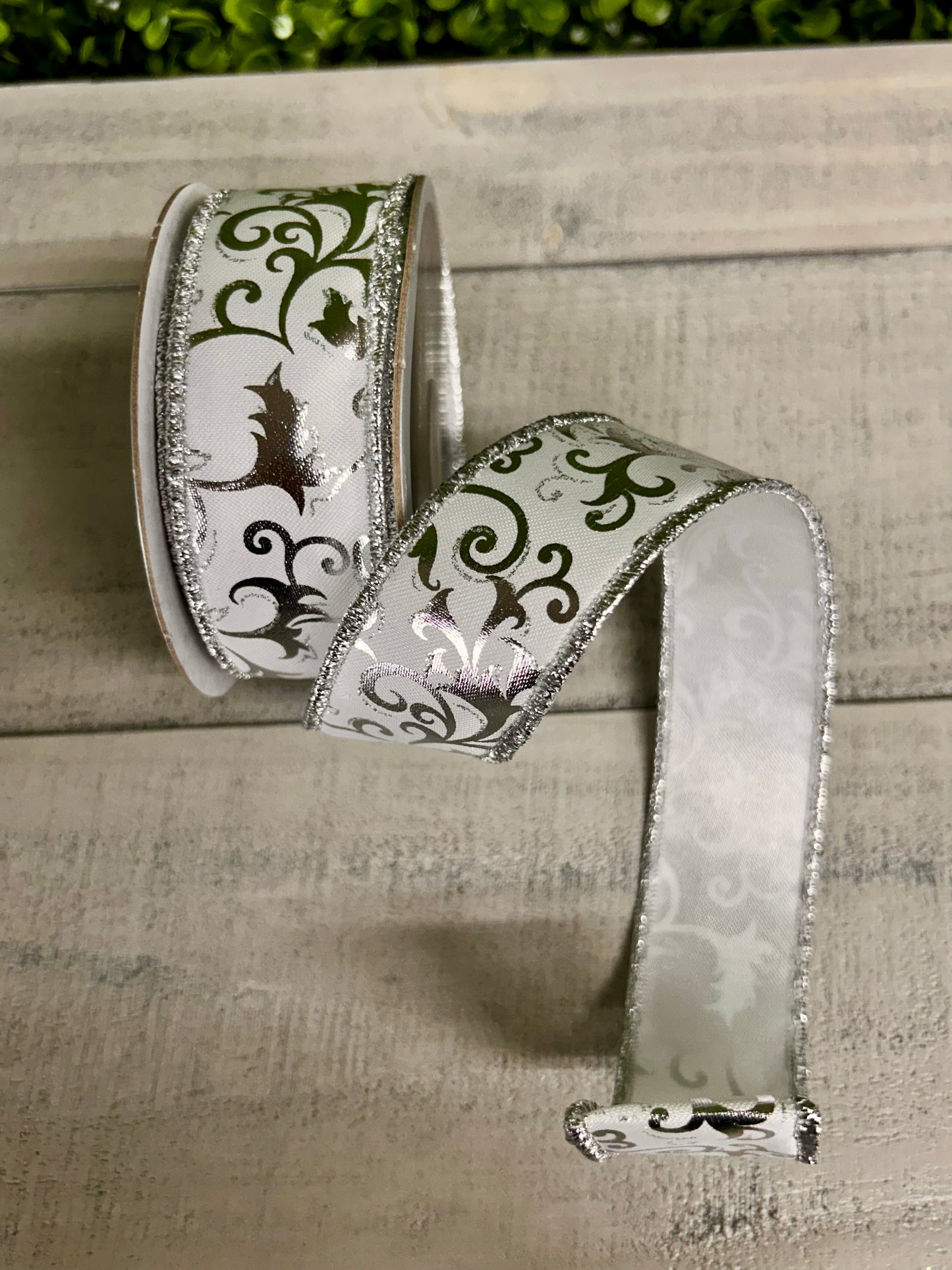 1.5 Inch By 10 Yard White And Silver Metallic Foil Swirl Leaf Ribbon