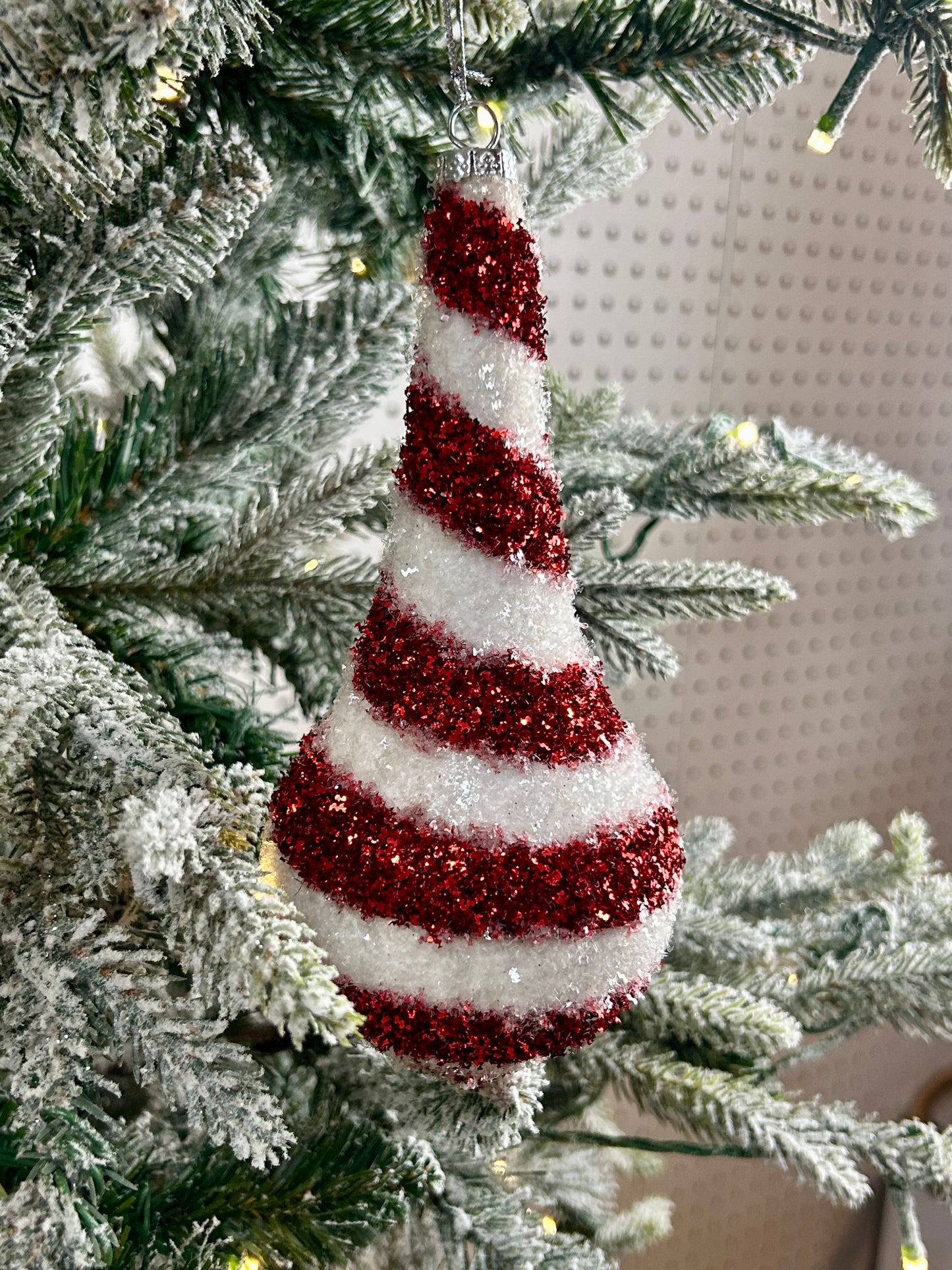 7.75-9 Inch Zigzag Red And White Glitter Ornaments Two Styles