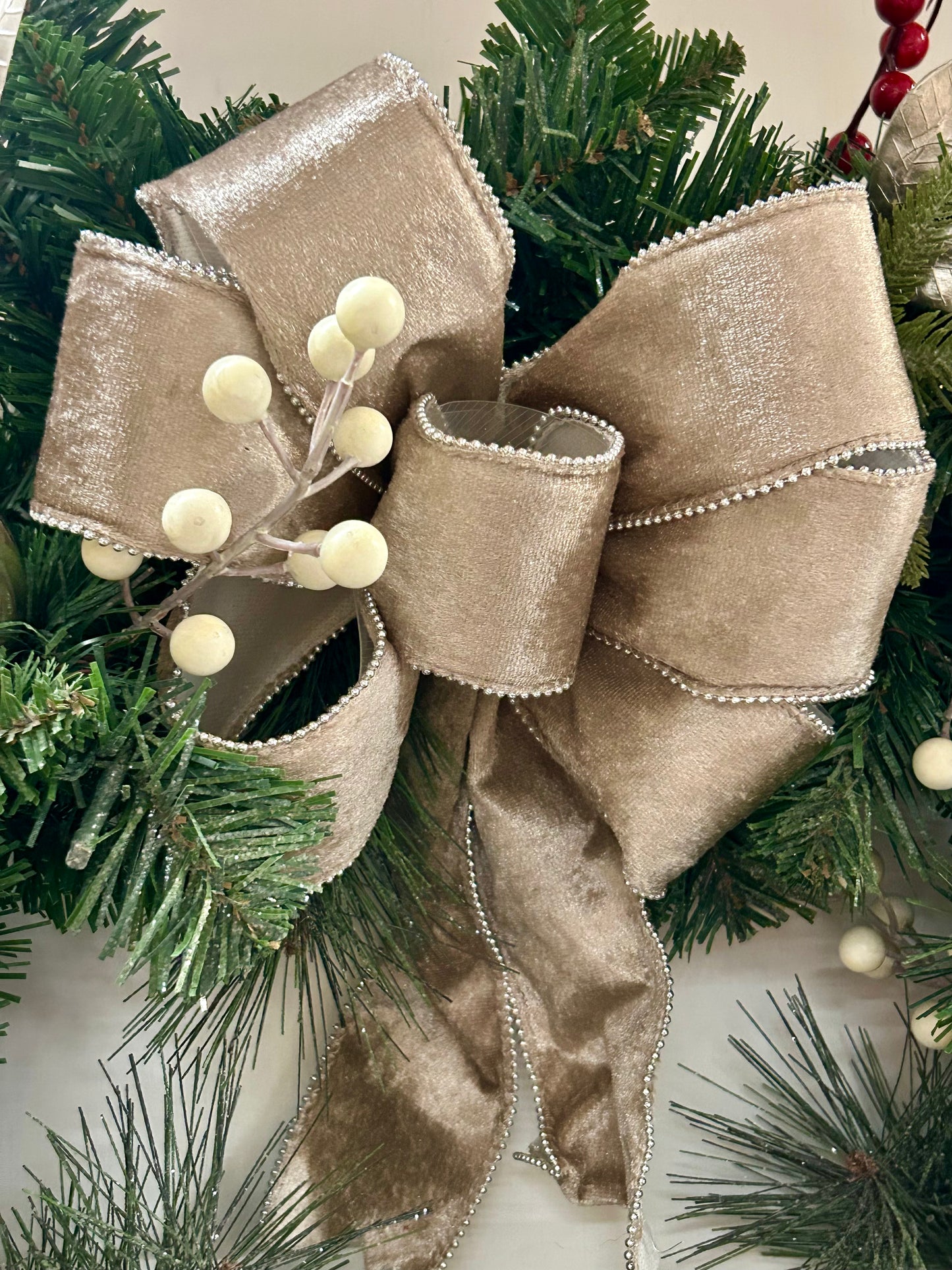 25 Inch Pre Lit Silver Reindeer And Pinecone Wreath