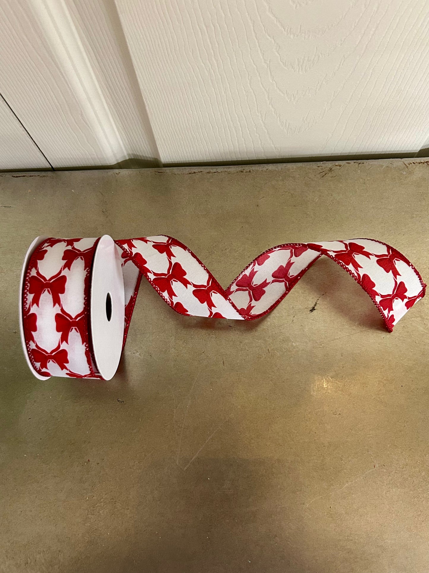 1.5 Inch By 10 Yard White Background With Red Bows Ribbon