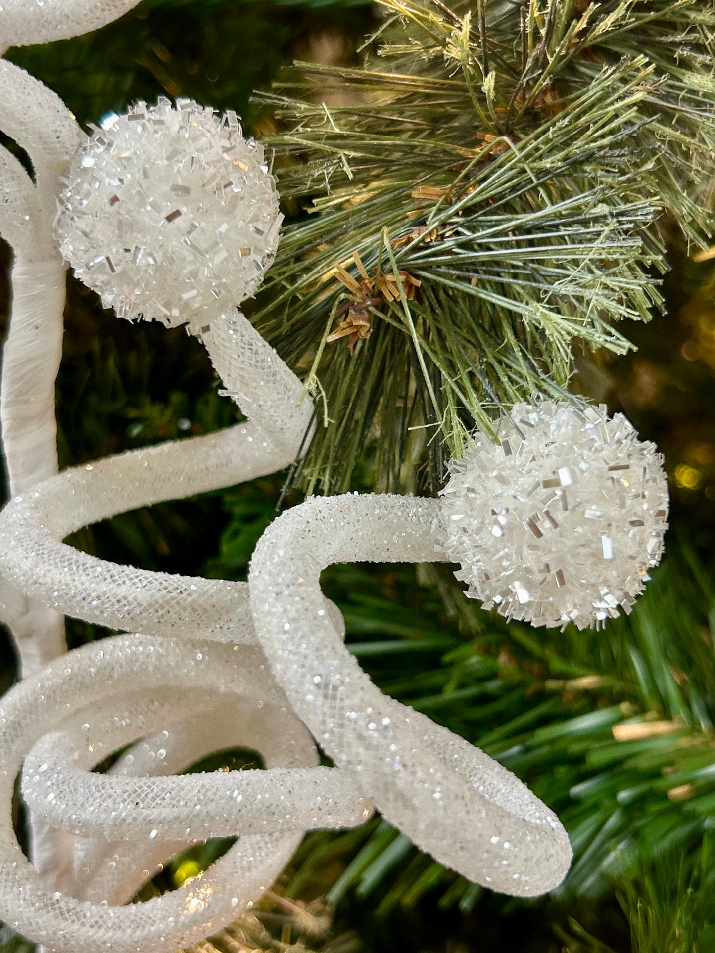 26 Inch White Glitter Curly Ball Spray