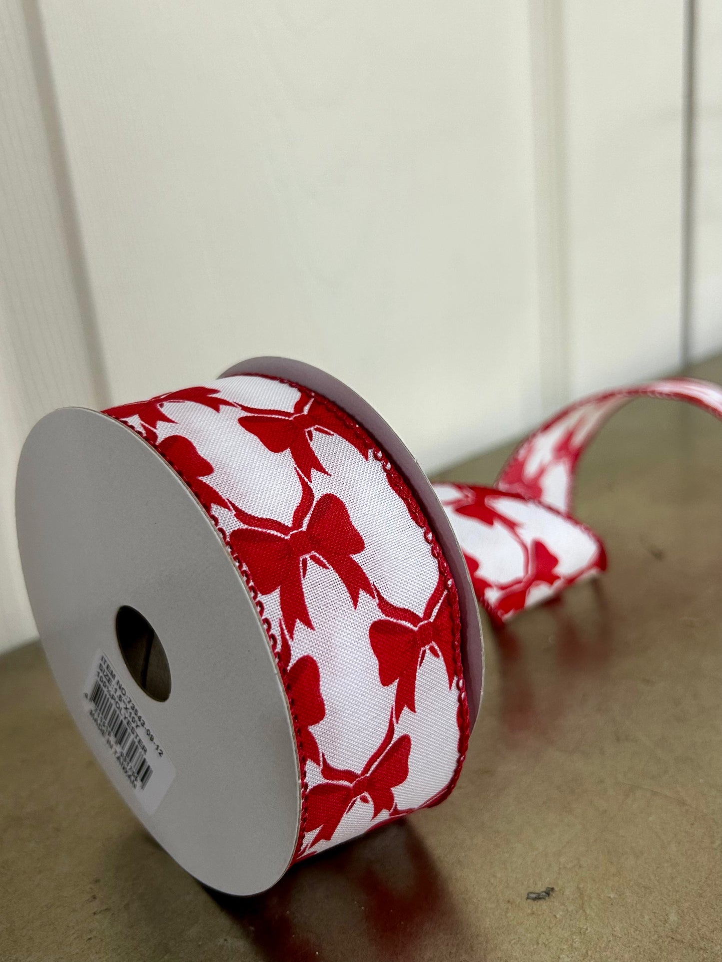 1.5 Inch By 10 Yard White Background With Red Bows Ribbon