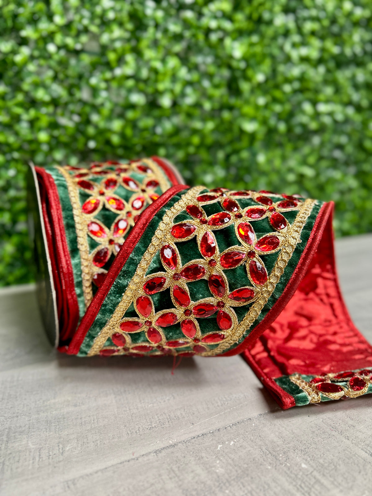 John Mark 4 Inch By 5 Yard Green Velvet Red Floret Center Ribbon