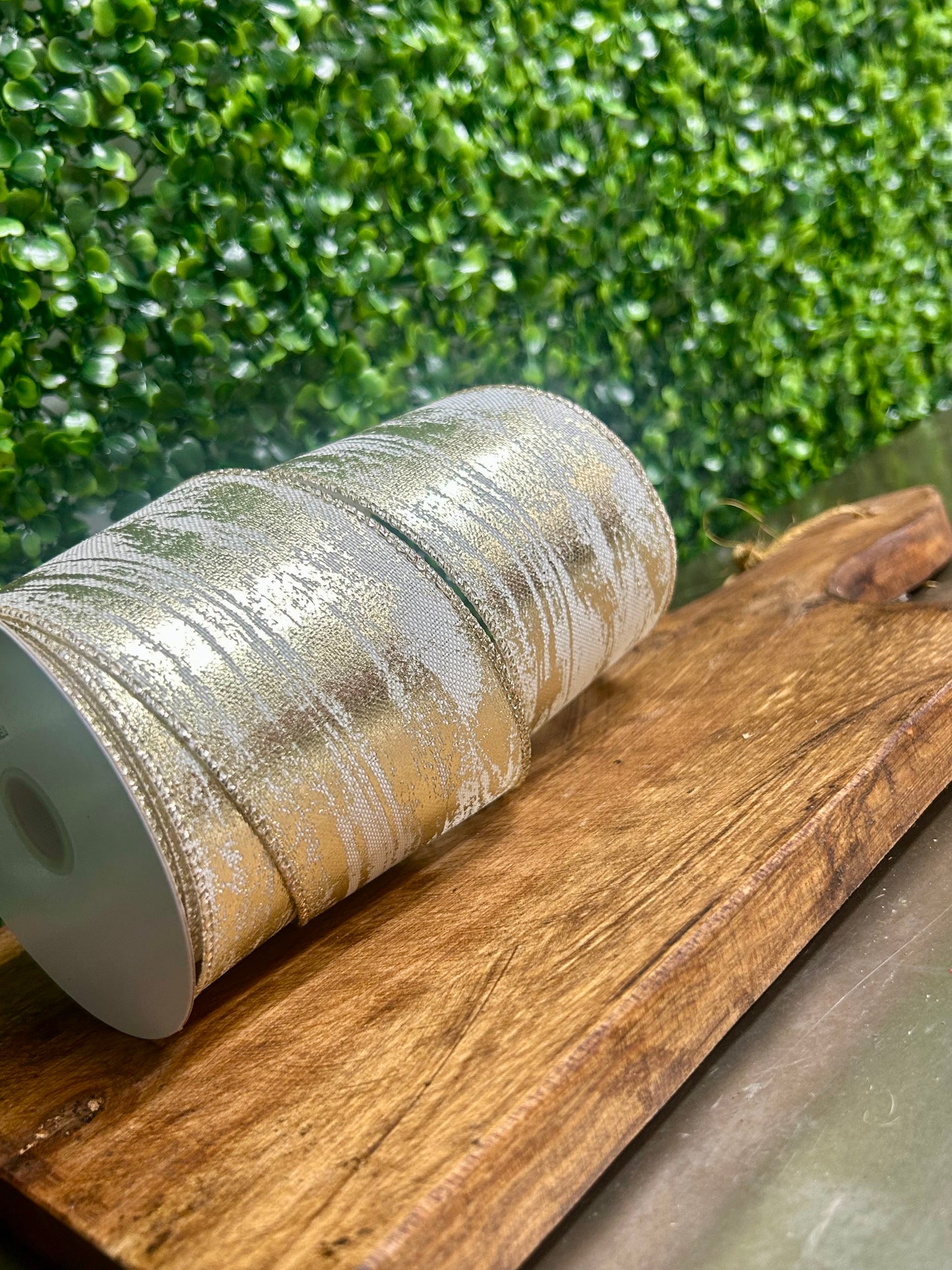 2.5 Inch By 10 Yard Gold And White Metallic Streak Ribbon