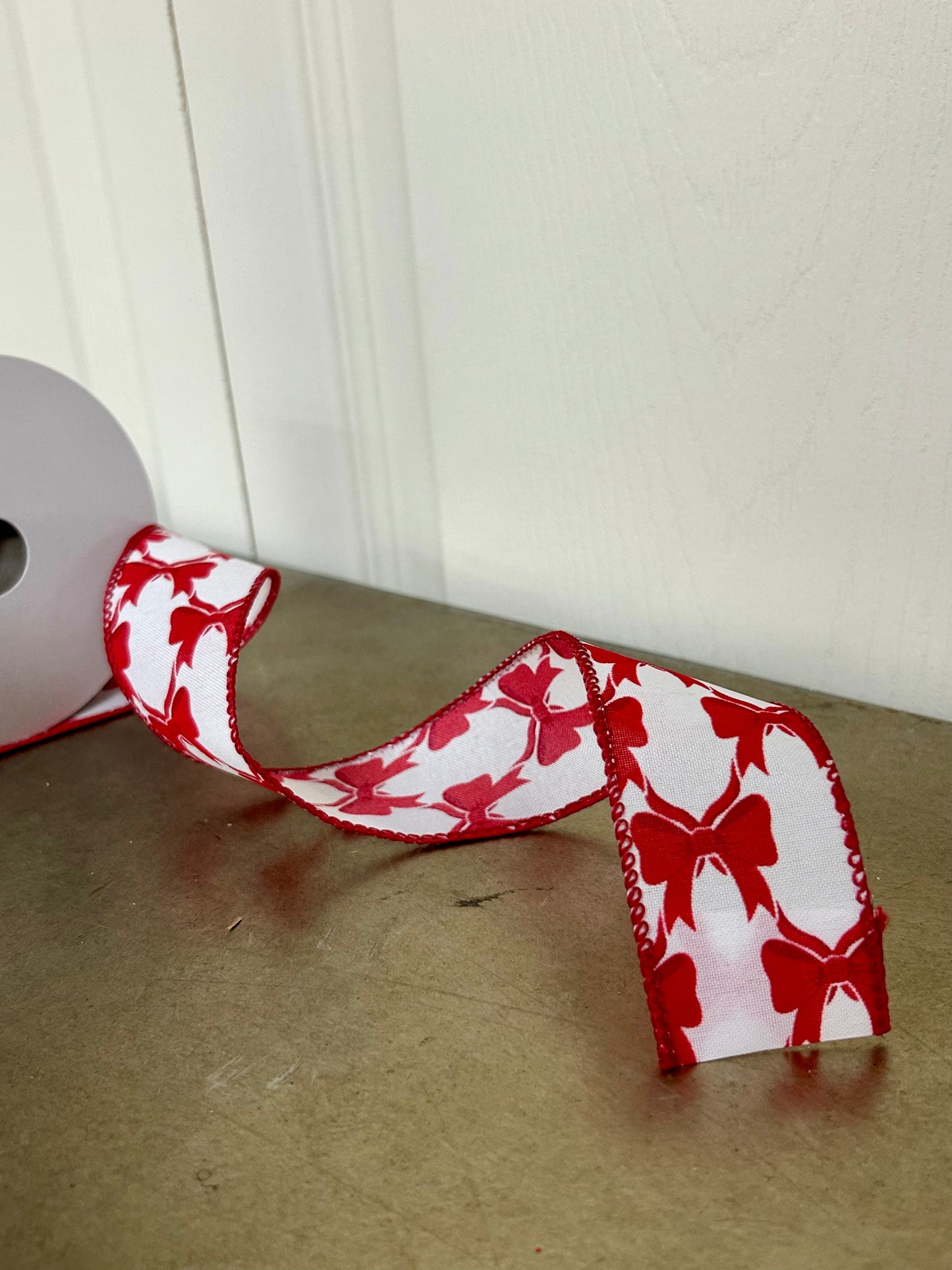1.5 Inch By 10 Yard White Background With Red Bows Ribbon