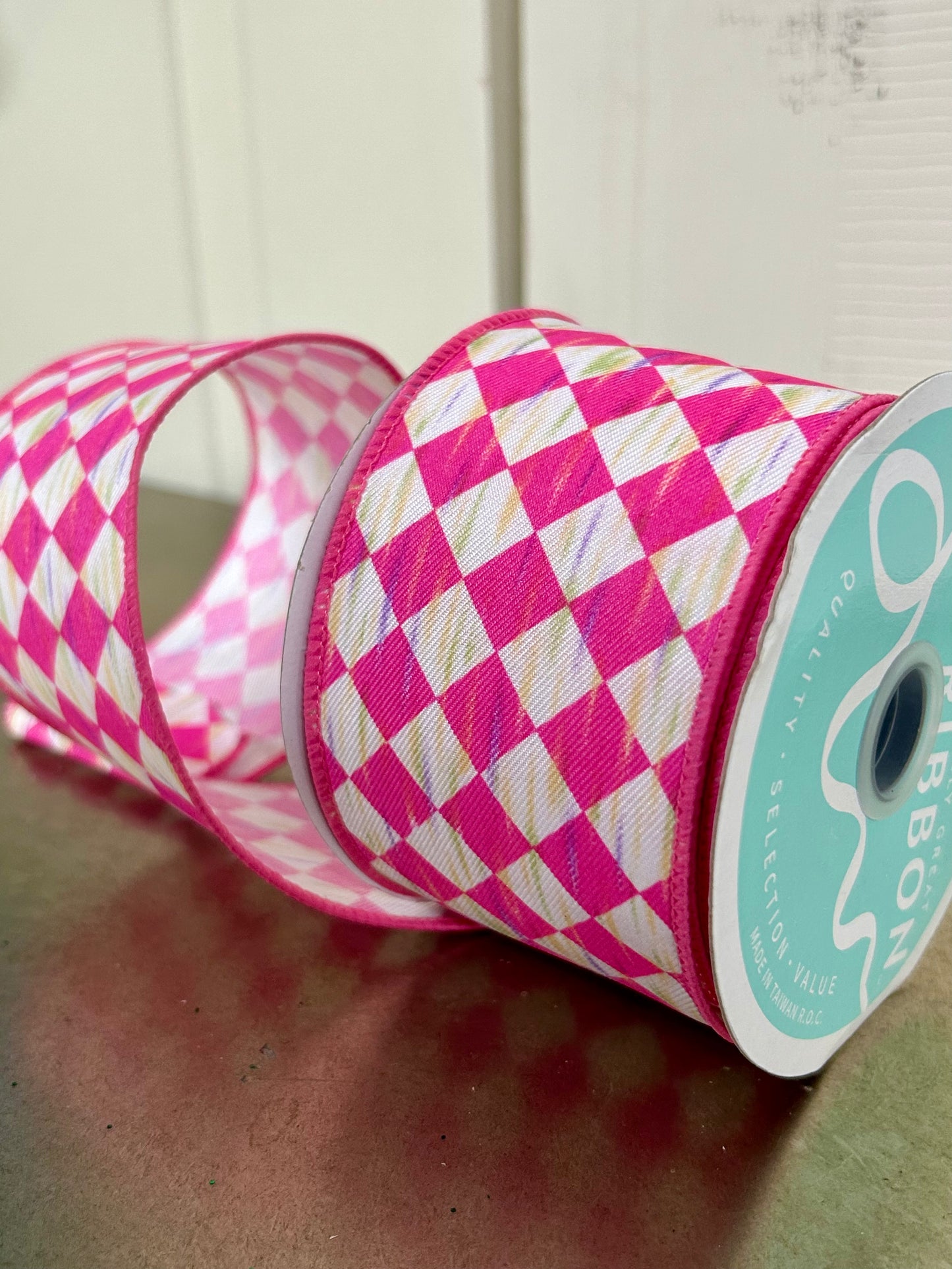 2.5 Inch By 10 Yard Hot Pink And White Antique Diamond Ribbon