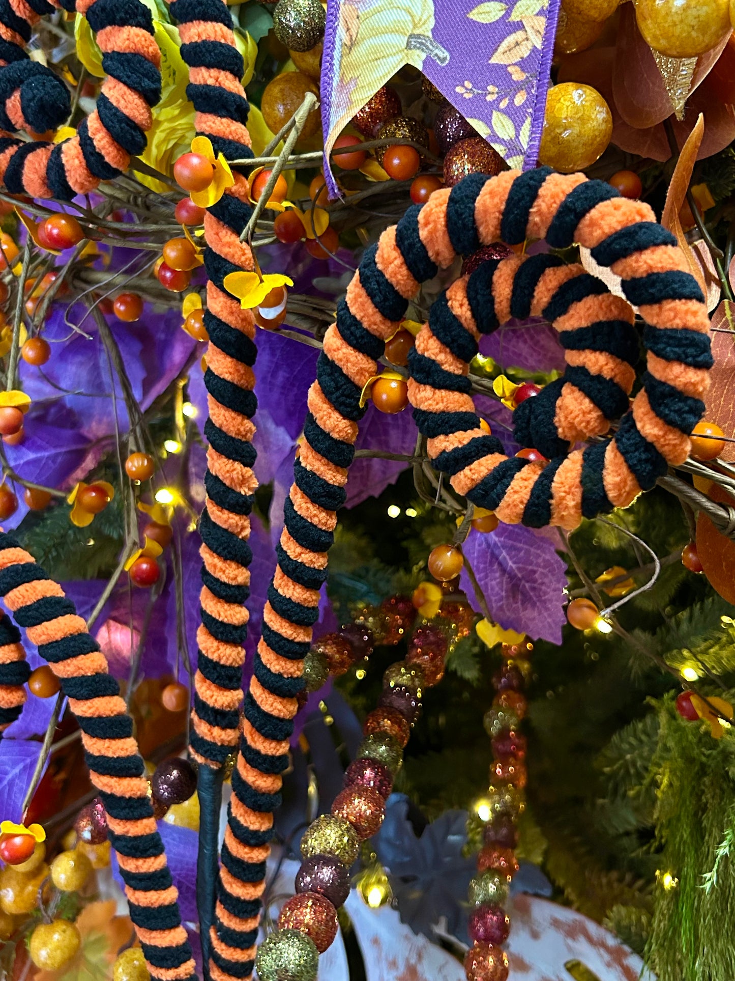 28 Inch Black And Orange Velvet Rope Coil Spray