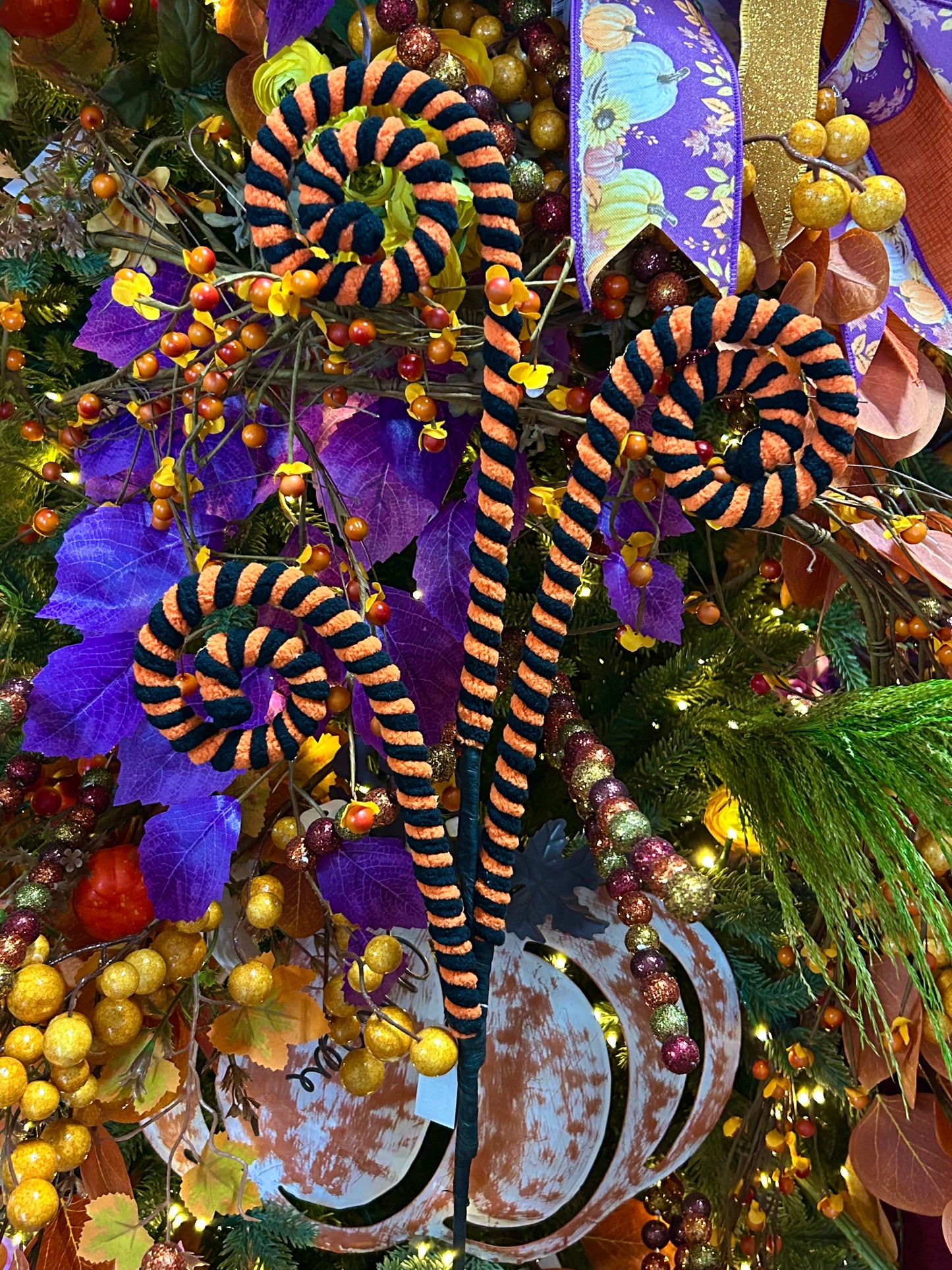 28 Inch Black And Orange Velvet Rope Coil Spray