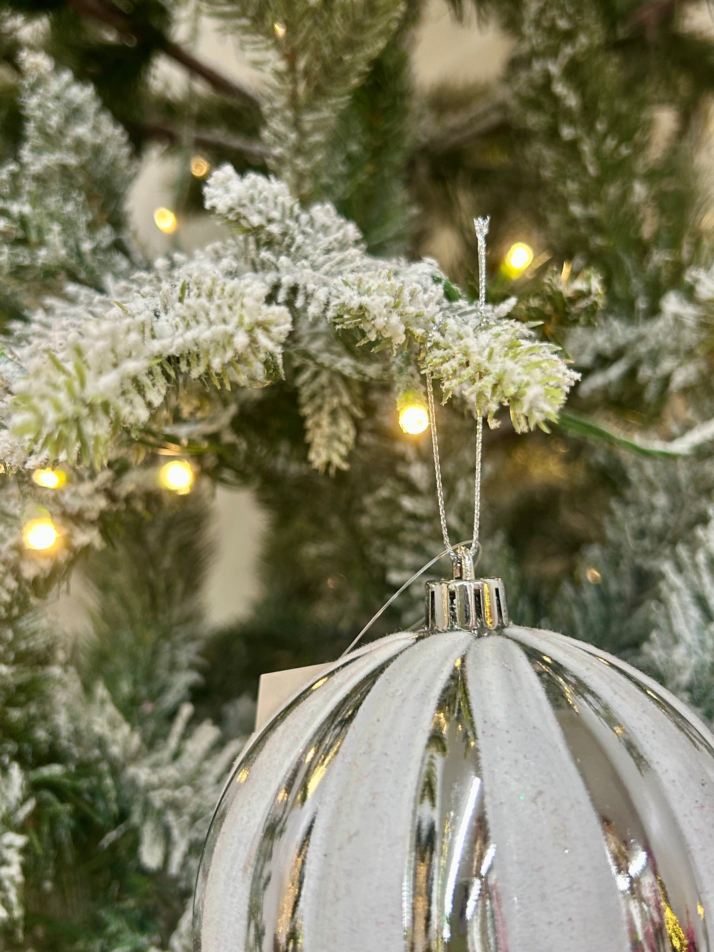 4 Inch Silver And White Ball Ornament