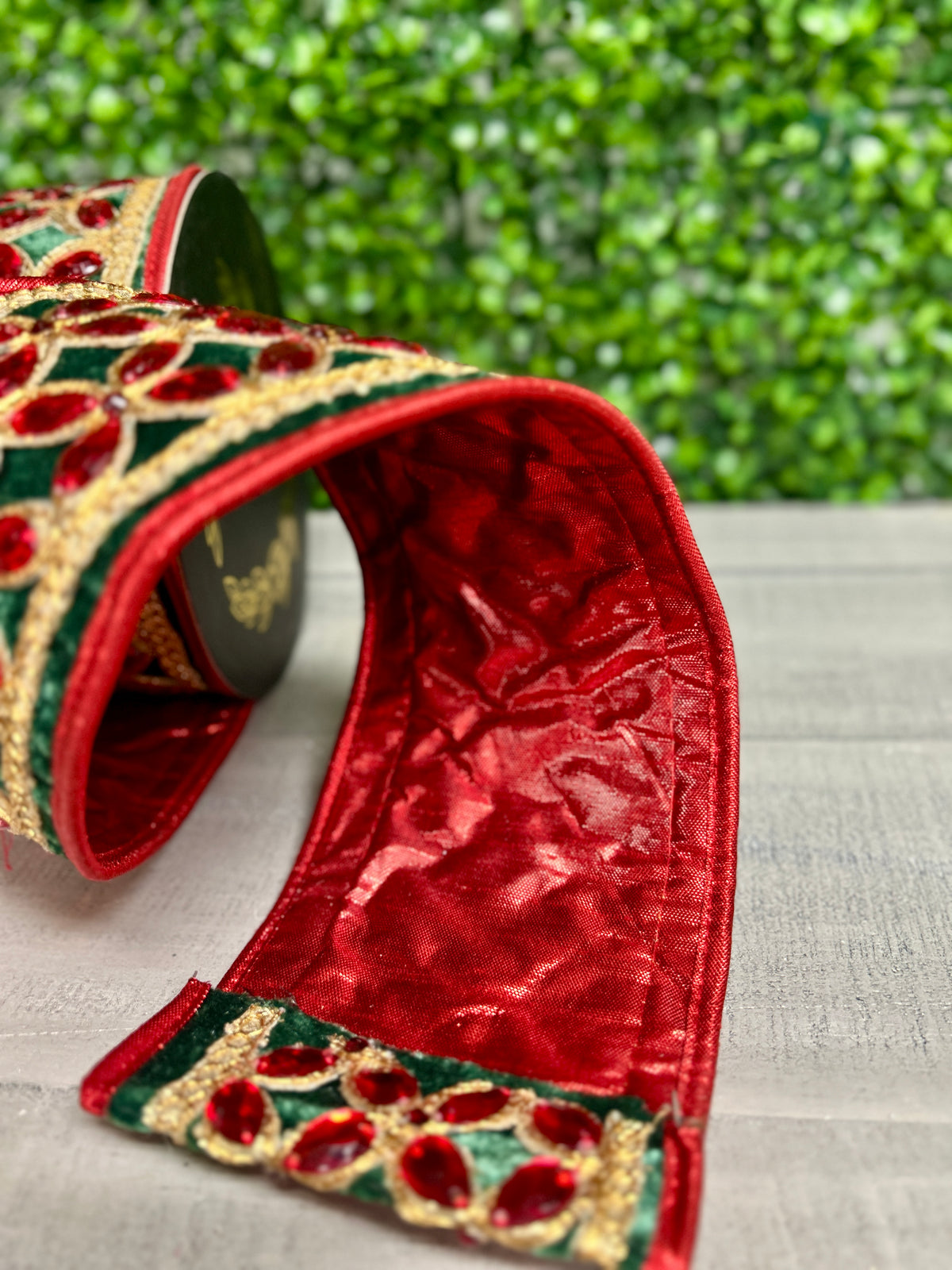 John Mark 4 Inch By 5 Yard Green Velvet Red Floret Center Ribbon
