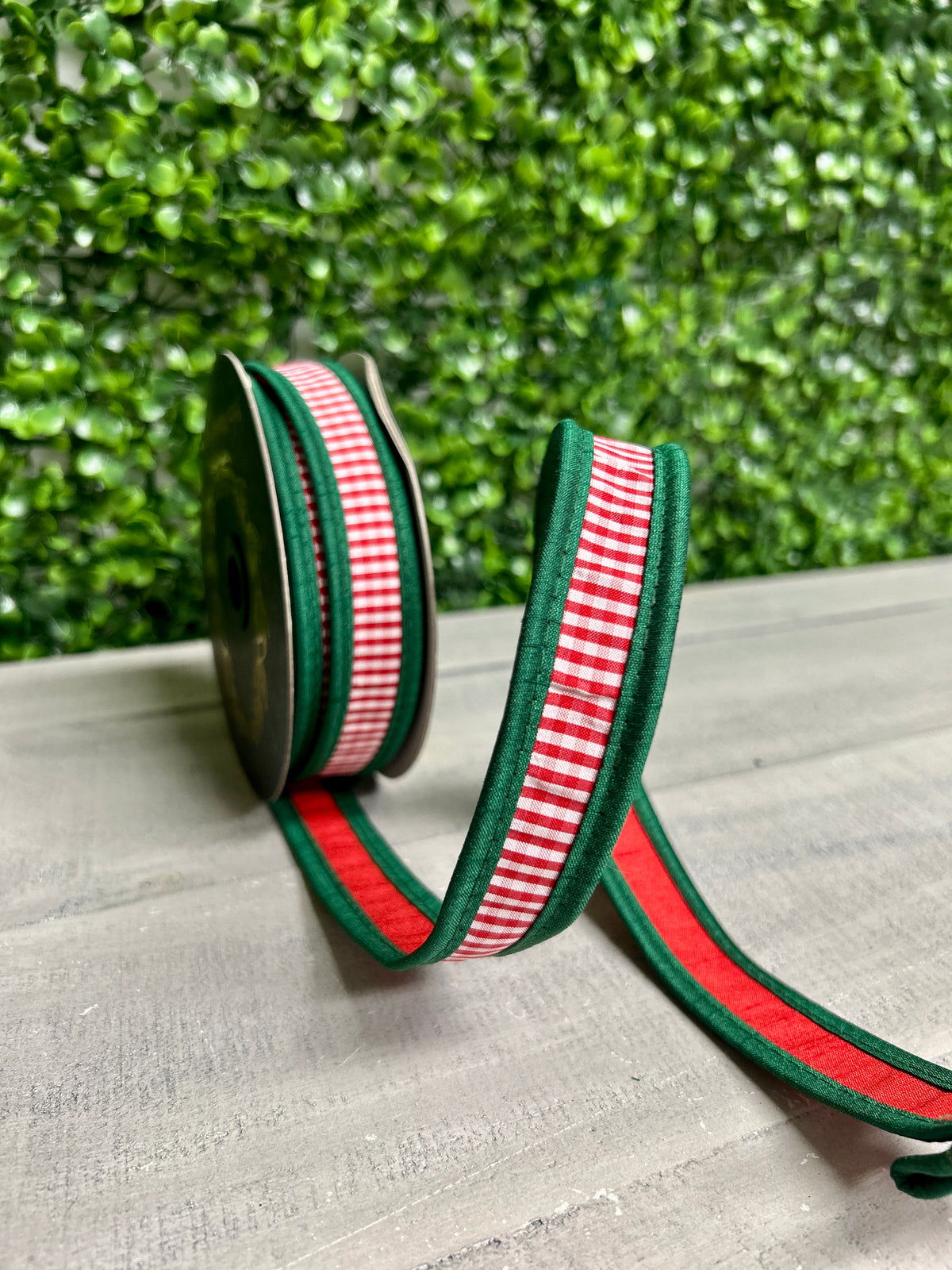 John Mark 1 Inch By 10 Yard Red And White Striped With Green Edging Fused Ribbon