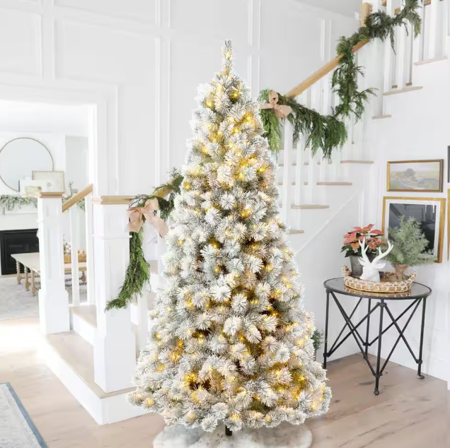 Glitzhome 7.5 ft. Pre-Lit Snow Flocked Artificial Spruce Christmas Tree with 650 Warm White Lights Open Box
