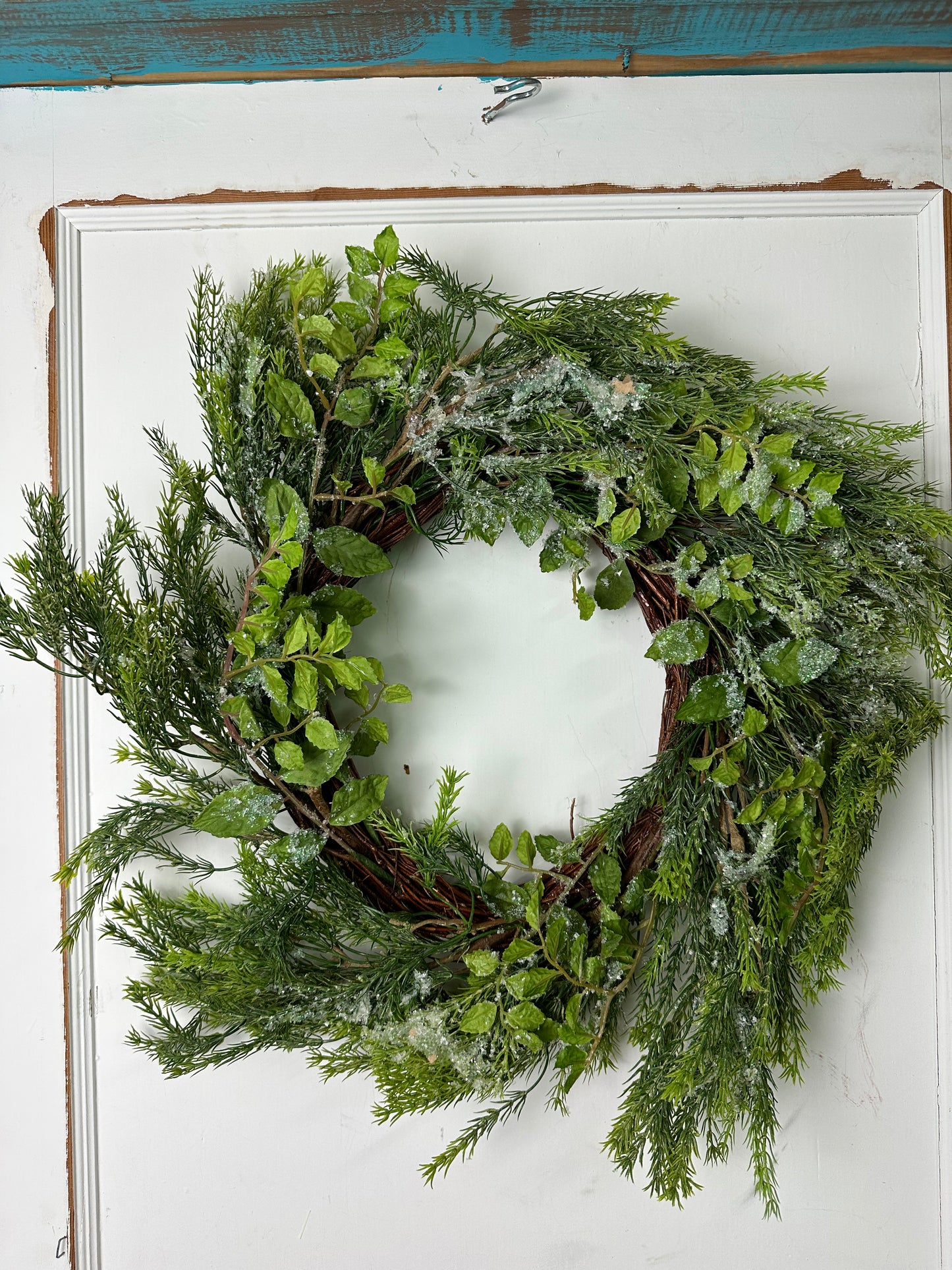 22 Inch Pine And Leaves Wreath